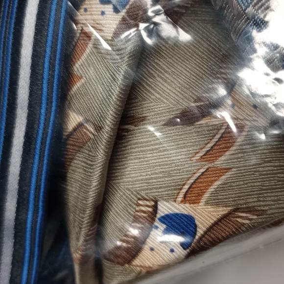 100% Silk (3) Tie Bundle - Picture 4 of 6